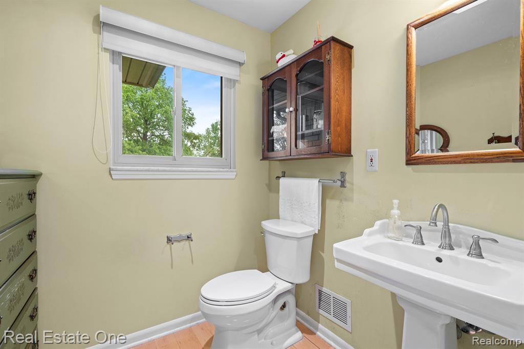 39664 Cadborough Drive, Clinton Twp, MI 48038 — Photo 32