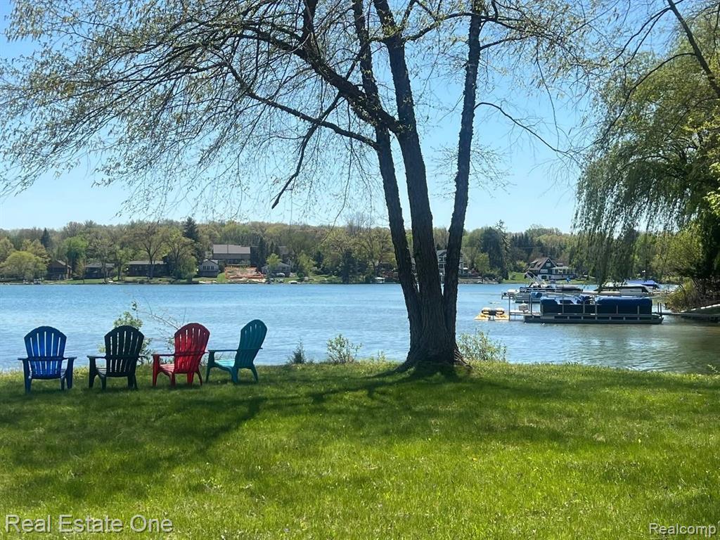 6305 N SHORE Court, West Bloomfield, MI 48324 — Photo 4