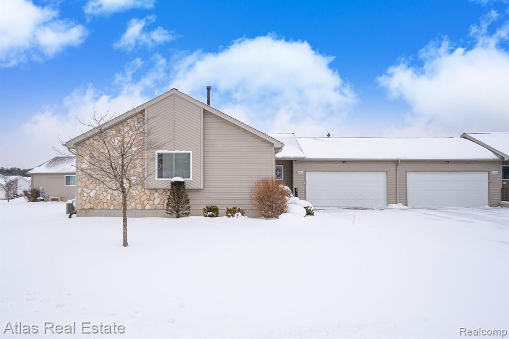 10200 Hawthorne Circle, Goodrich Vlg, MI — Photo 2