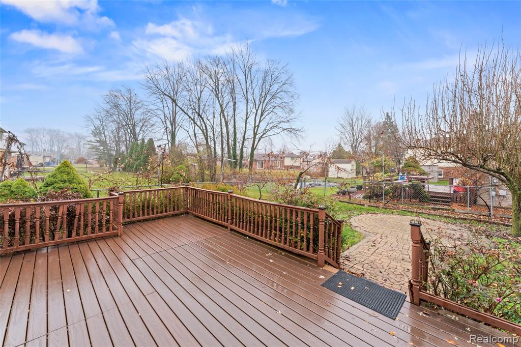 4822 Peachtree Drive, Sterling Heights, MI 48310 — Photo 8