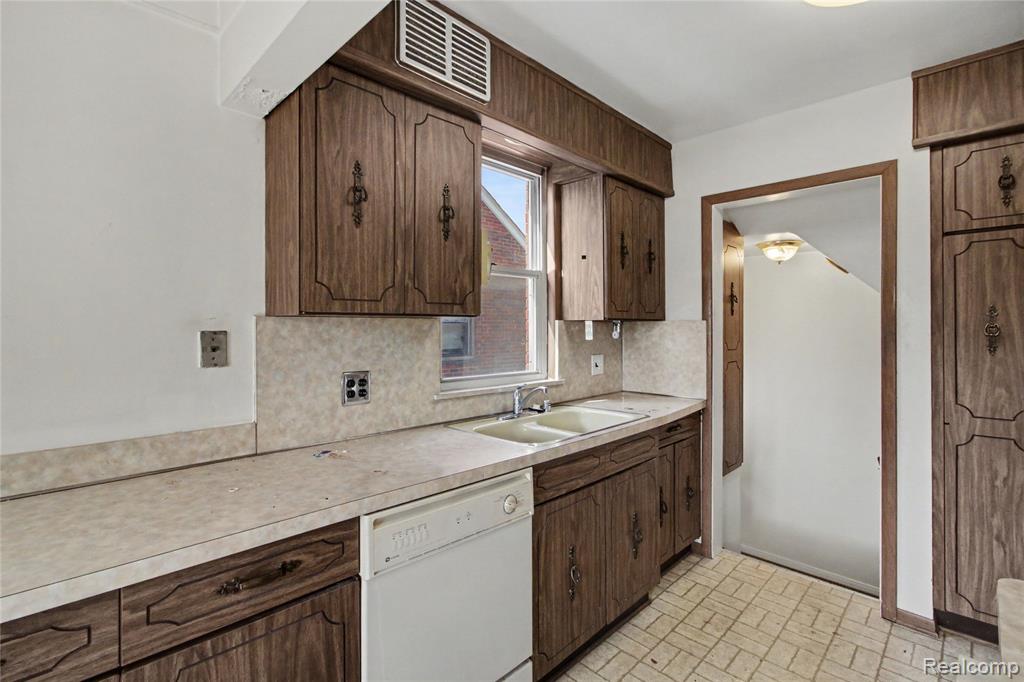8103 Virgil Street, Dearborn Heights, MI 48127 — Photo 11