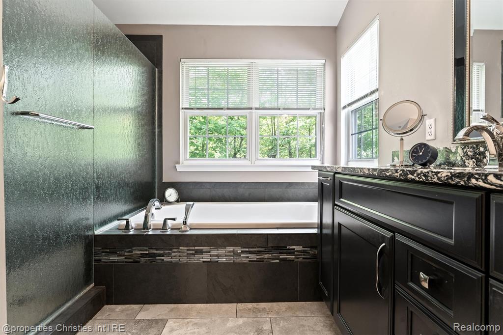 4709 Greenview Court, Commerce Twp, MI 48382 — Photo 22