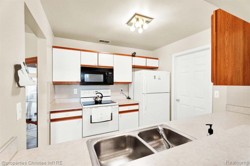 16832 Glenmoor Boulevard, Macomb, MI 48044 — Photo 13