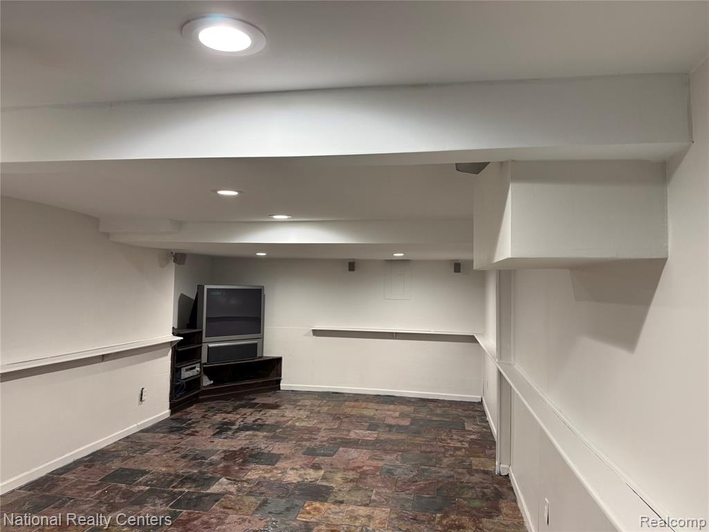 6677 Chimney Sweep, West Bloomfield, MI — Photo 28