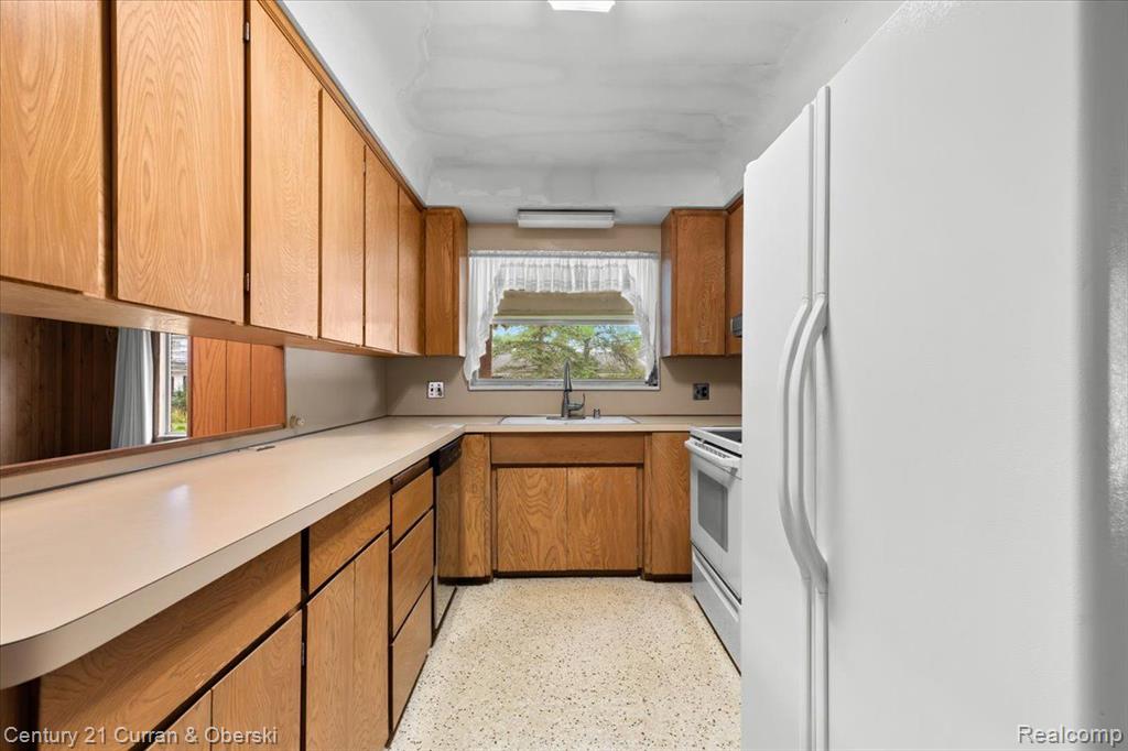 5987 CAMPUS Drive, Dearborn Heights, MI 48127 — Photo 17