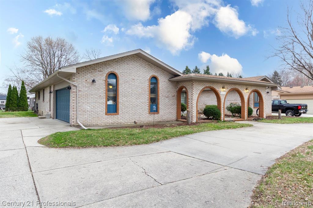 46498 HOUGHTON Drive, Shelby, MI 48315 — Photo 2