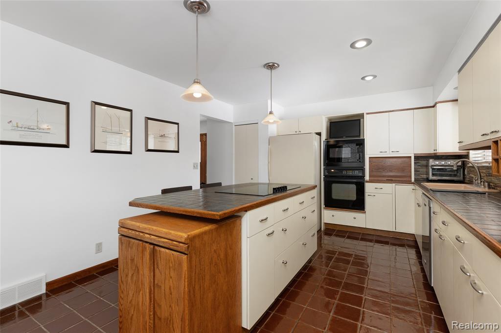 9801 Gibbs Road, Clarkston, MI 48348 — Photo 7