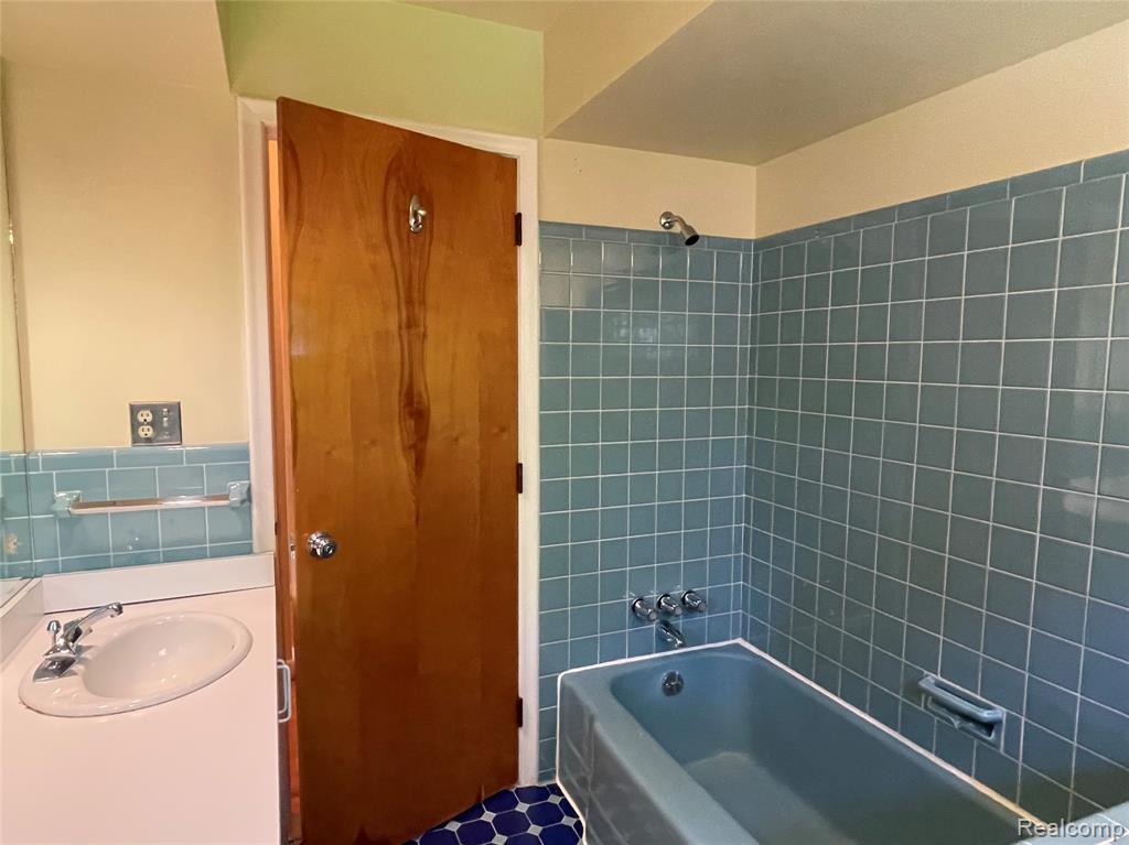 46151 Bloomcrest Drive, Northville, MI 48167 — Photo 22
