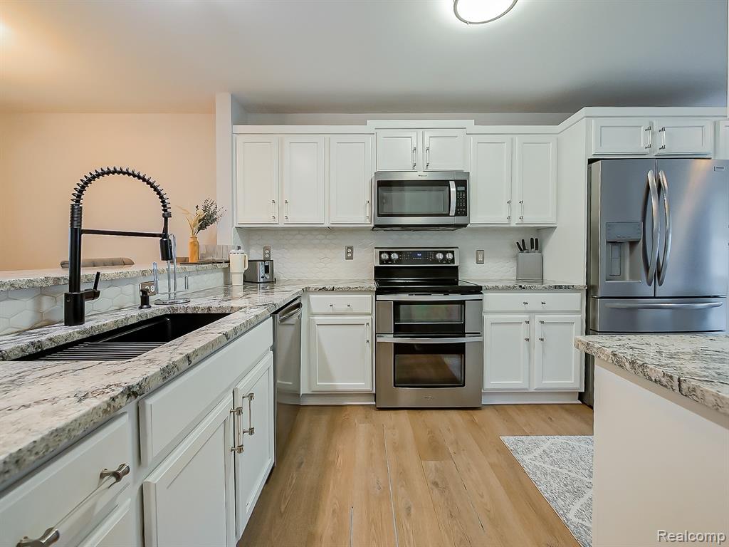 406 Old Pine Way, Walled Lake, MI 48390 — Photo 6