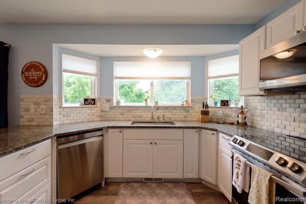 5861 MEADOWGREENE Drive, Waterford, MI 48327 — Photo 13