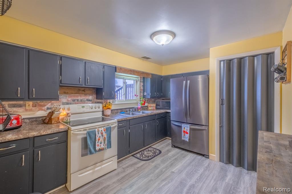 5636 GENESEE Road, Lapeer, MI 48446 — Photo 2