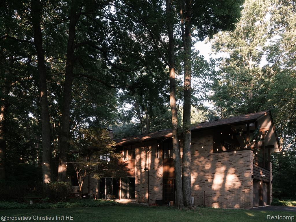 7388 LINDENMERE Drive, Bloomfield Hills, MI 48301 — Photo 2