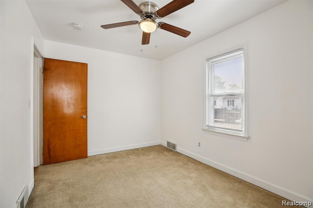 553 E Annabelle Avenue, Hazel Park, MI 48030 — Photo 10