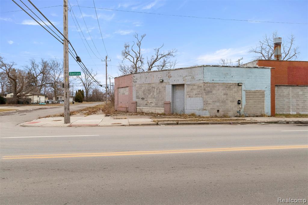 6870 E Davison Street, Hamtramck, MI 48212 — front exterior
