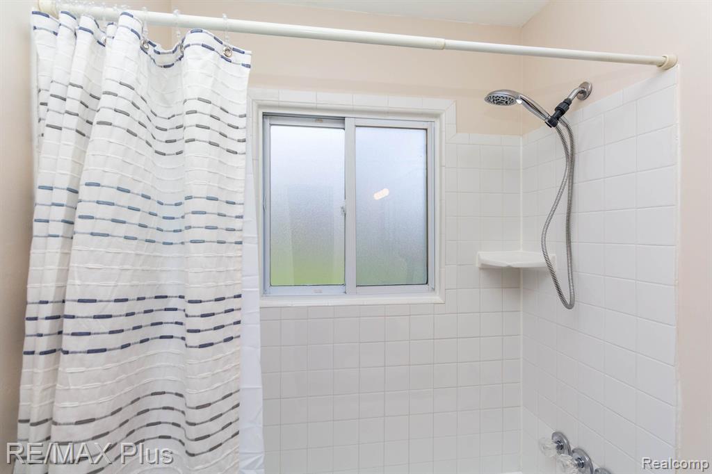642 TURRILL Avenue, Lapeer, MI 48446 — Photo 18
