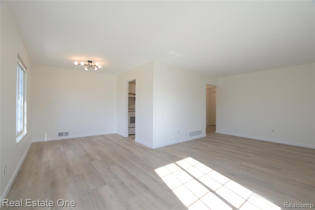 657 E Fox Hills Drive, Bloomfield Hills, MI 48304 — Photo 8