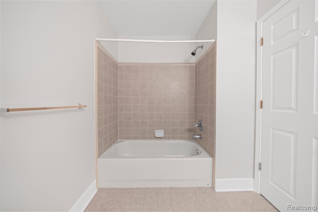 45622 WARWICK Drive, Macomb, MI 48044 — Photo 29