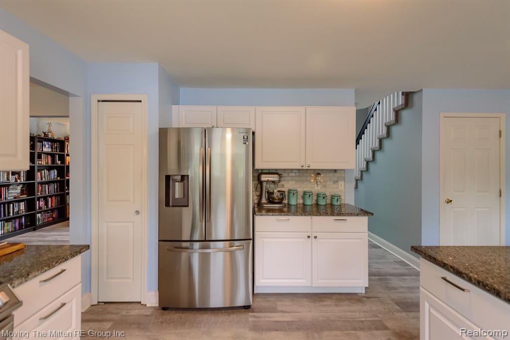 5861 MEADOWGREENE Drive, Waterford, MI 48327 — Photo 14
