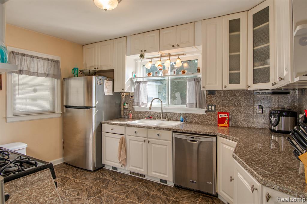 657 Monroe Avenue, Mount Morris, MI 48458 — Photo 8