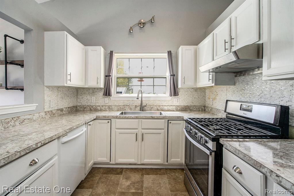 7473 OAKLAND HILLS Drive, Ypsilanti, MI 48197 — Photo 17