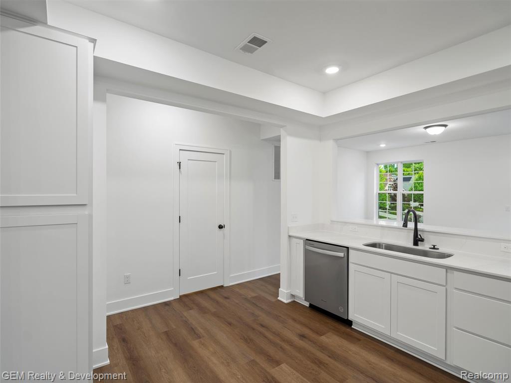 508 Village Lane, Milford, MI 48381 — Photo 10