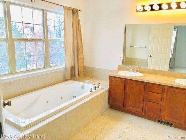 41261 N MAPLEWOOD Drive, Canton, MI 48187 — Photo 11