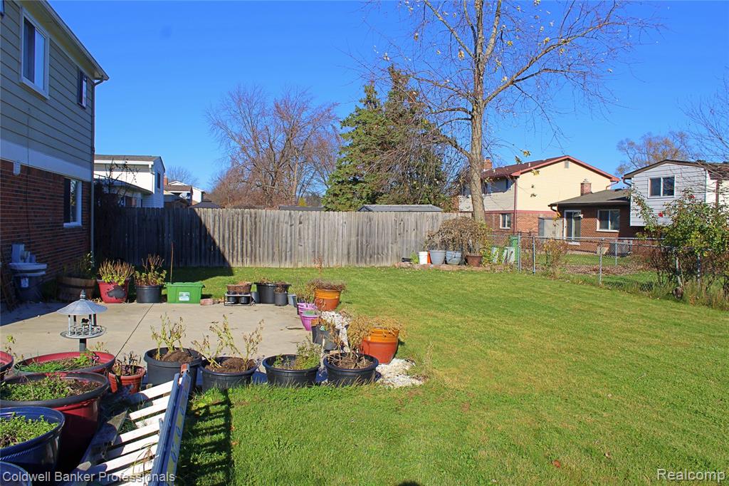 6586 CARRIAGE HILLS Drive, Canton, MI 48187 — Photo 38