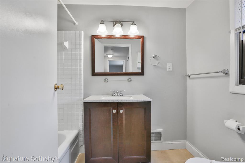 5025 Crooks Road, 42, Royal Oak, MI 48073 — Photo 11