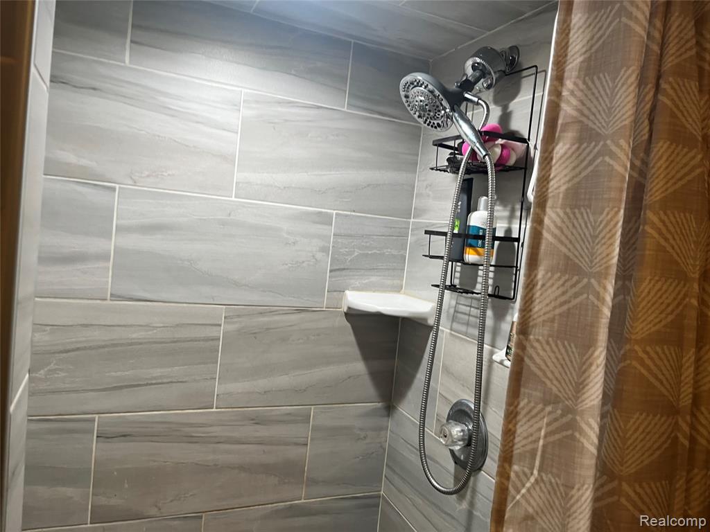 8054 Potomac, Center Line, MI 48015 — Photo 17