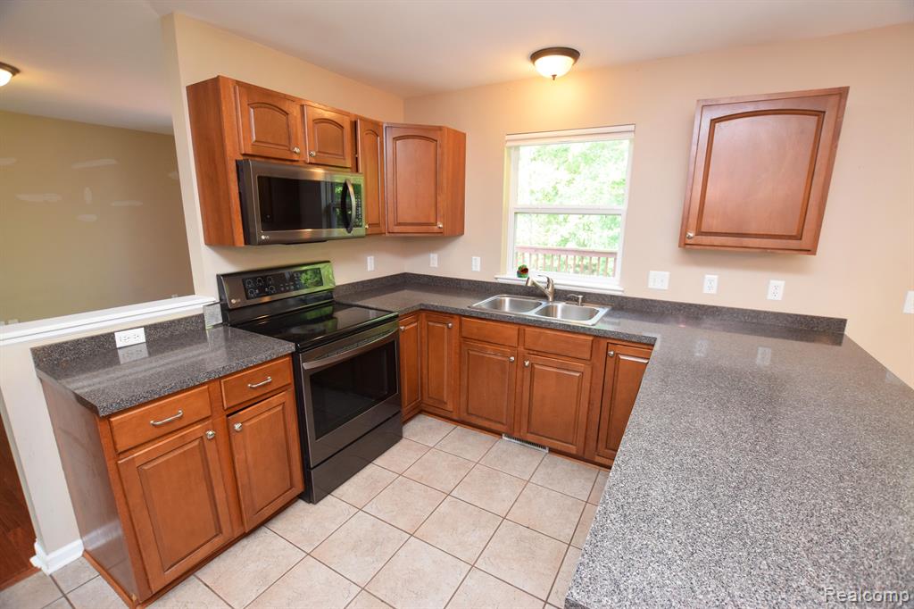 8352 OAK RIDGE Drive, Goodrich Vlg, MI — Photo 4