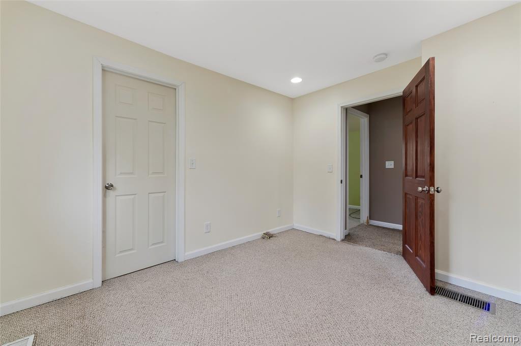811 Miller Road, Lake Orion, MI 48362 — Photo 20