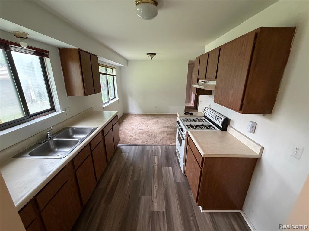 718 W Baker Road, Highland, MI — Photo 3