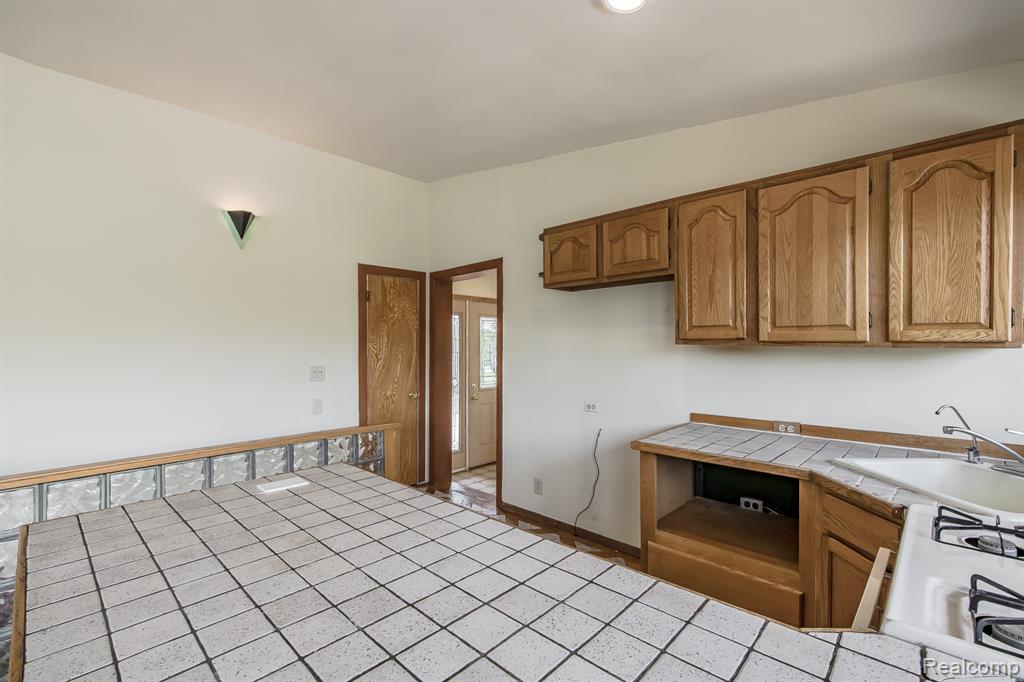 9634 Bonnie Briar Street, White Lake, MI — Photo 18