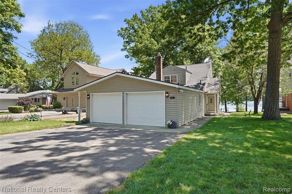 3889 Lakewood Drive, Waterford, MI 48329 — Photo 38
