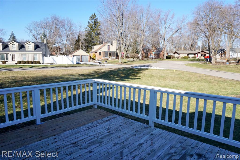 570 SHOREVIEW Drive, Waterford, MI 48328 — Photo 34