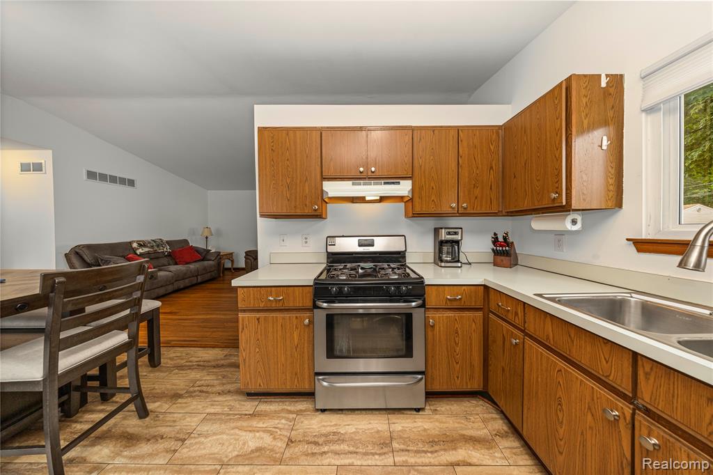 9085 Deering Street, Livonia, MI 48150 — Photo 14