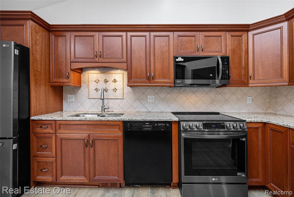 7332 Meadowridge Circle, West Bloomfield, MI — Photo 14
