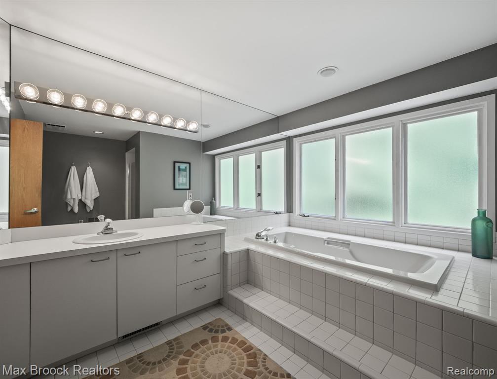 6224 Bromley Court, West Bloomfield, MI — Photo 32