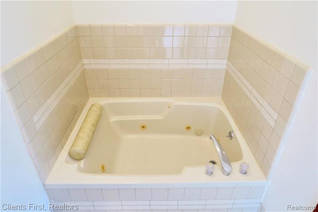 7233 OAKWOOD Drive, West Bloomfield, MI — Photo 35