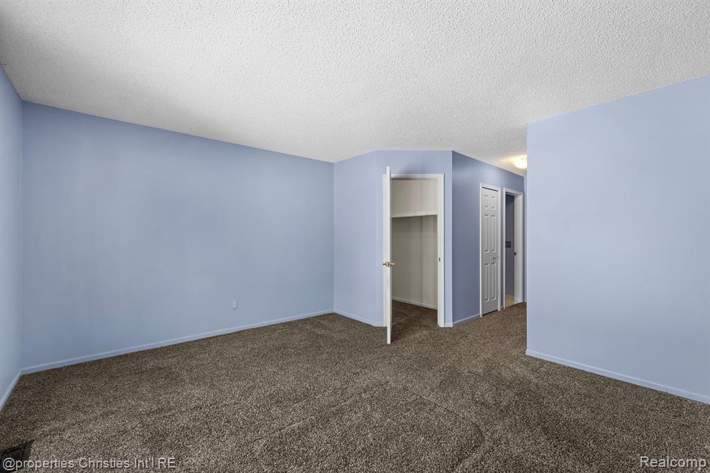 35204 KNOLLWOOD Lane, Farmington Hills, MI 48335 — Photo 10