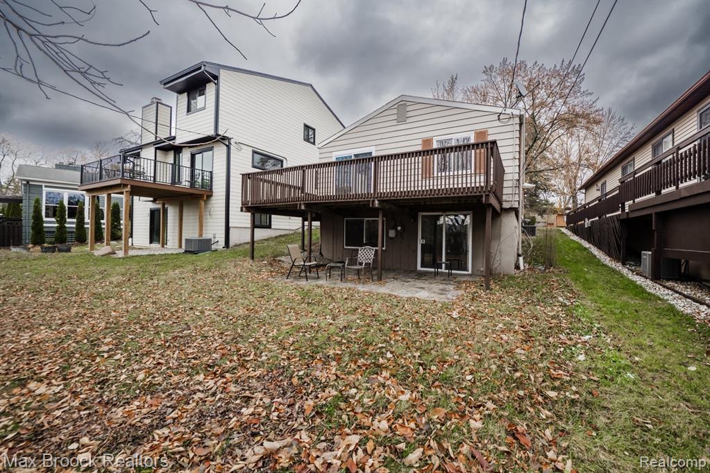 5528 SUNNYCREST Drive, West Bloomfield, MI 48323 — Photo 21