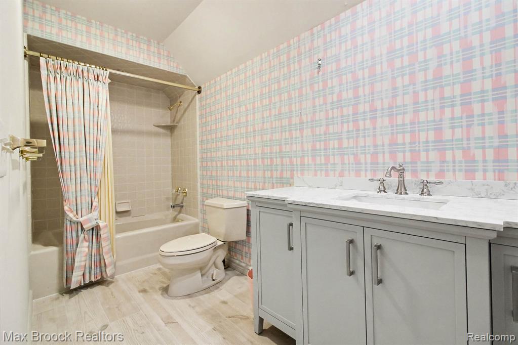 21850 Dover Court, Beverly Hills, MI 48025 — Photo 24