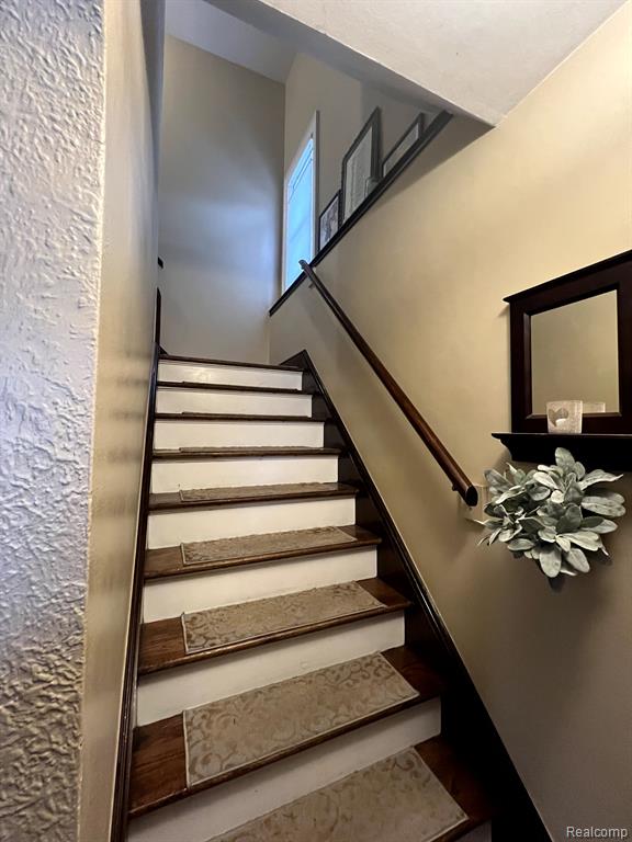 717 W 12 MILE Road, Royal Oak, MI 48073 — Photo 19