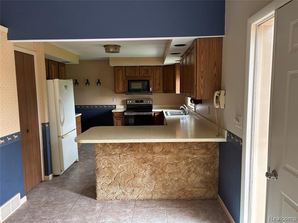 885 Lake Forest Drive, Lapeer, MI 48446 — Photo 20