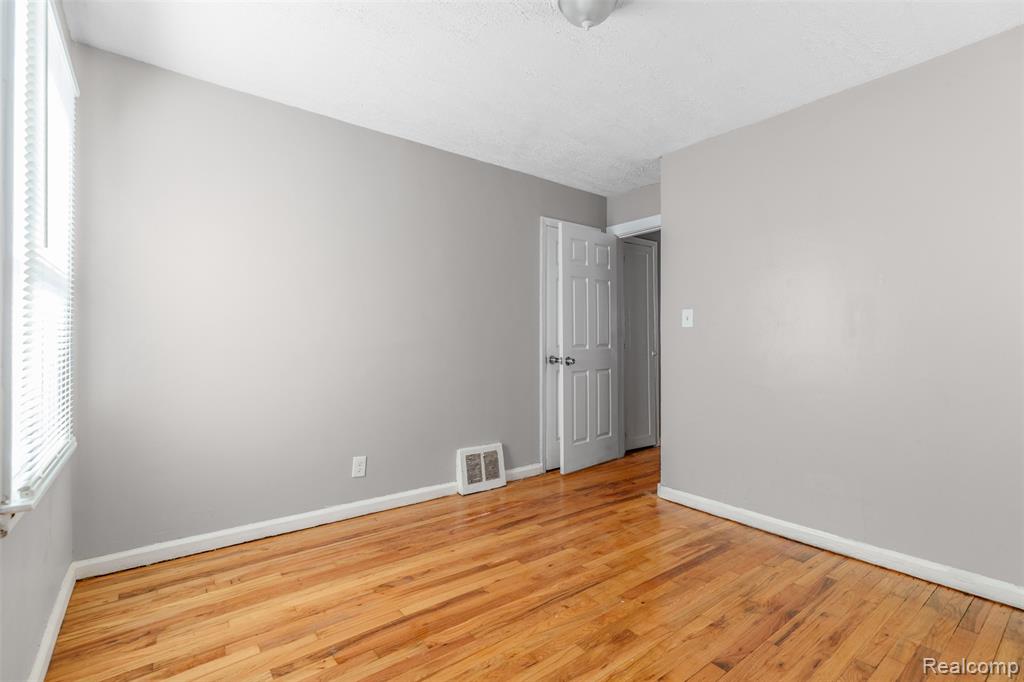 9256 Auburn Street, Detroit, MI 48228 — Photo 11
