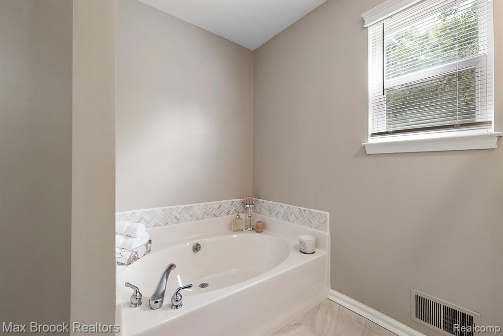 4536 SEDONA Drive, Clarkston, MI 48348 — Photo 21