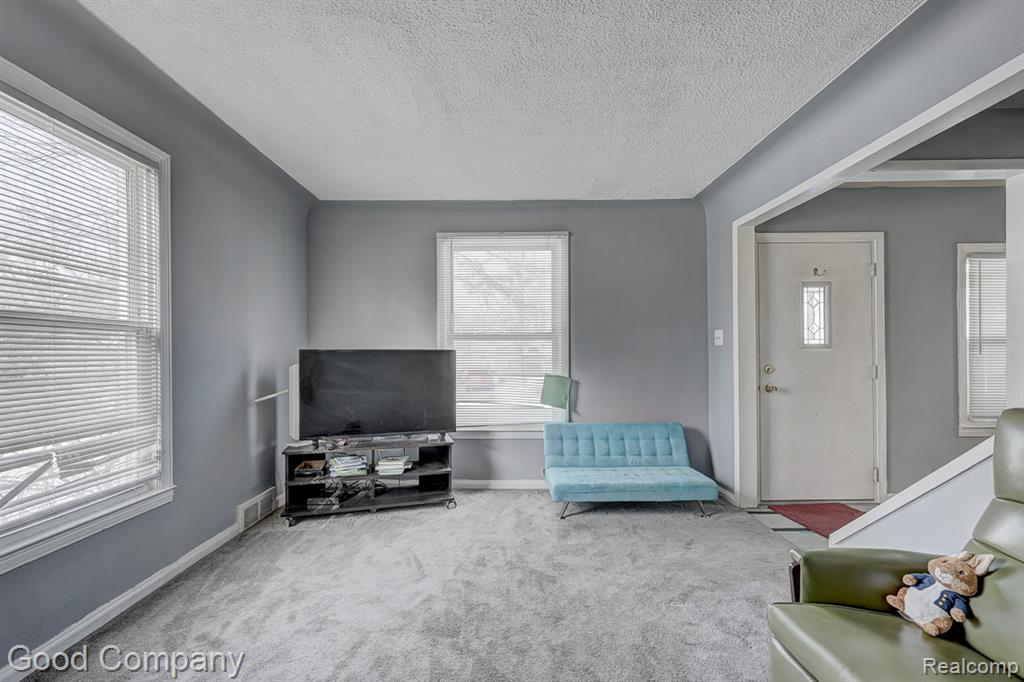 518 E Maxlow Avenue, Hazel Park, MI 48030 — Photo 6