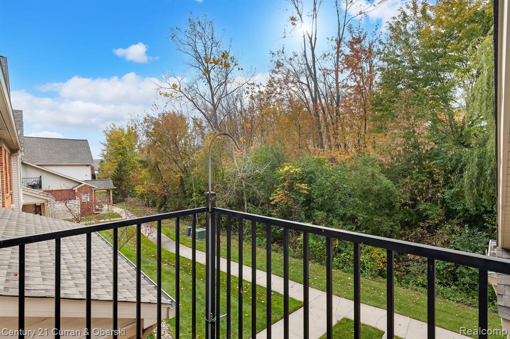 23046 WILLIAMSBURG Circle, Woodhaven, MI 48183 — Photo 16