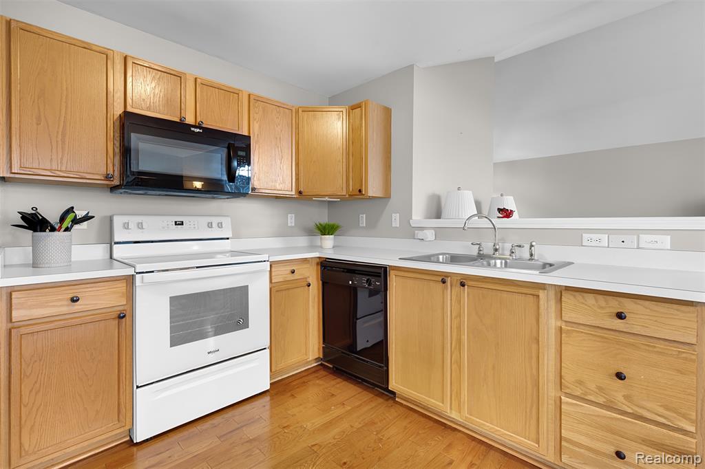 673 Abbington Court, Howell, MI 48843 — Photo 10