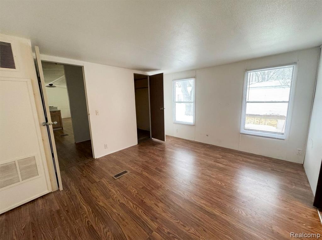 6065 Vernon, Belleville, MI 48111 — Photo 12